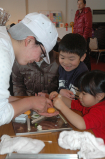 雛菓子作りに挑戦する子供たち