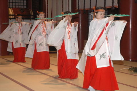 優雅な巫女舞など奉納上演された