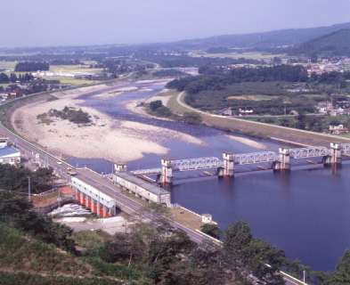 赤川頭首工と赤川＝自然写真家・斎藤政広（1998年9月12日撮影）