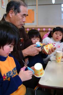 おじいちゃんに教わりながら紙コップとんぼ作りに挑戦