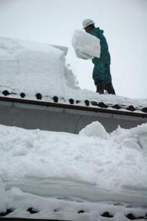 大雪のため庄内でも各地で雪下ろし作業が行われている。事故の増加も懸念される＝20日、鶴岡市上名川