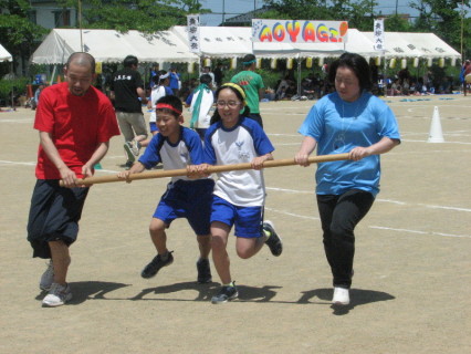 親子種目に笑顔が広がった朝暘四小の体育祭