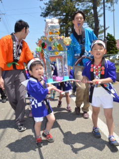 手作りの犬みこしを担いで地区内を練り歩く西郷幼稚園の園児たち