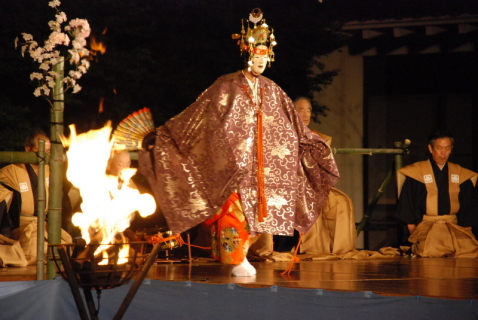 かがり火が揺れる中、松山能「羽衣」を華麗に上演