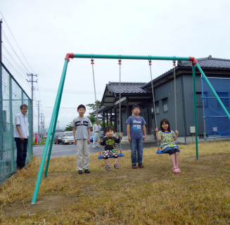 新調されたブランコで遊ぶ子供たち