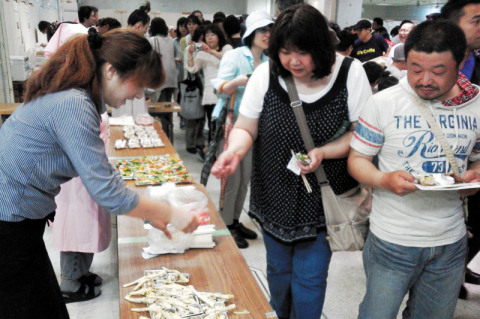 目玉の「逸品オトオシ・アワード」では大勢の市民が市内30店の創作おつまみを堪能、投票した