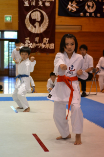 堂々と形を披露する子どもたち