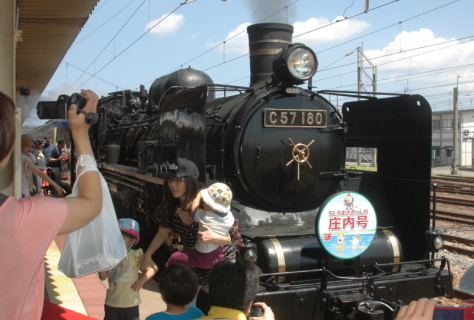 プレイベントを盛り上げようと運行されたＣ57＝30日午前、酒田駅