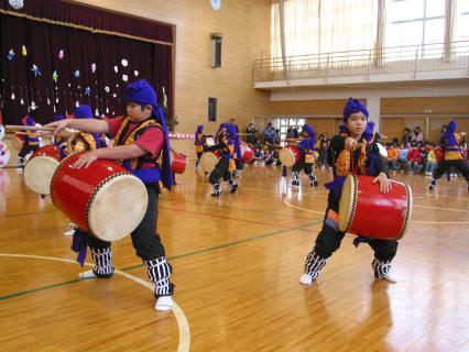 一條小でエイサー踊りを披露した東村の子供たち＝28日