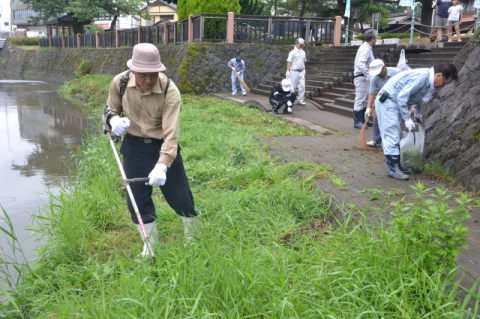 内川沿いの清掃活動に取り組む市民＝鶴岡市泉町