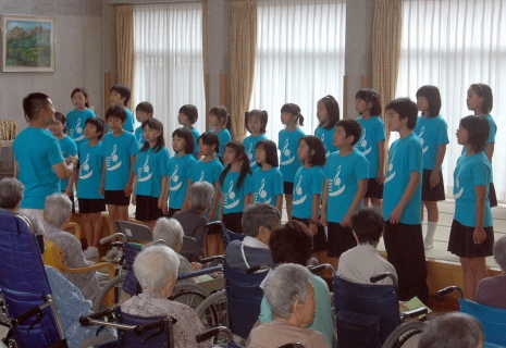 児童・生徒たちがお年寄りに歌声をプレゼント