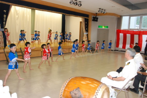 保育園児が元気な遊戯で海水浴シーズンの開幕を告げた＝鶴岡市湯野浜