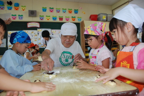 園児たちが中村社長（中央）から教えてもらいながらパン作りに挑戦