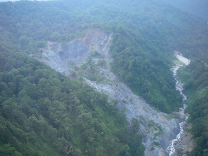 2011年5月に庄内町立谷沢の濁沢川で発生した地すべり性崩壊＝菊池俊一（2011年7月12日撮影）