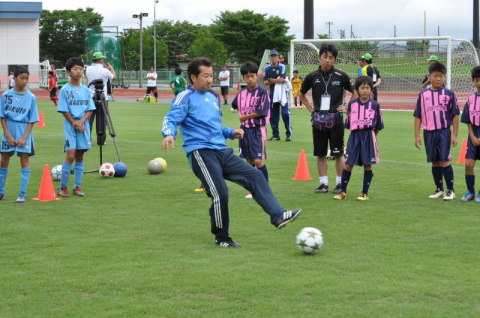 日本代表で活躍した木村さん（手前）が、子供たちに基本技術を指導した