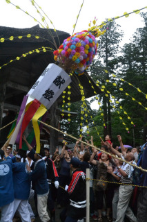 縁起物の花を奪い合う参拝客たち