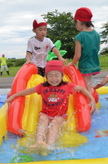 びしょぬれになって水遊びを楽しむ子どもたち