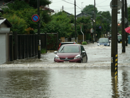 観測史上最大の1時間雨量を記録した鶴岡市では、道路の冠水が相次いだ＝18日午前7時ごろ、同市家中新町