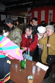 大勢の日本酒ファンが大山地区の酒蔵を巡り、新酒を楽しんだ