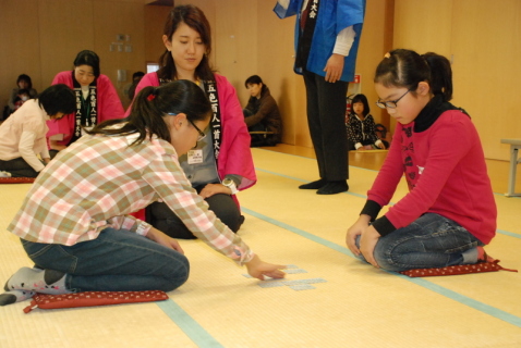 県内一円から参加した子供たちが感覚を研ぎ澄ませて札を取り合った