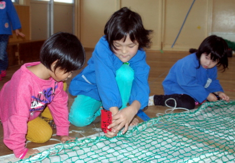 産卵床作りに挑戦する園児たち