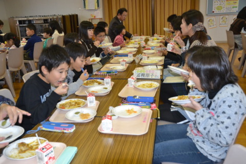 ランチルームに全校児童が集まり、オール藤島産給食を楽しんだ＝長沼小