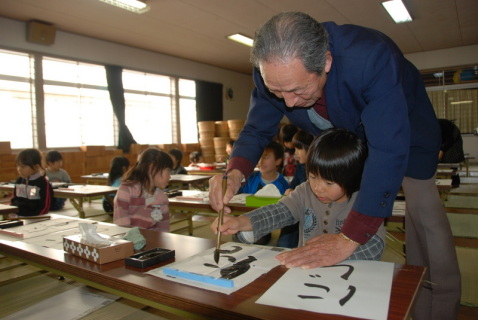 小林会長から筆の運び方などを教えてもらいながら、園児たちが書道に挑戦した