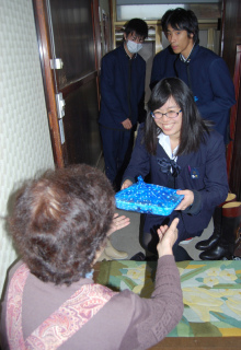 「おいしいので食べてください」。一人暮らしのお年寄り宅に手作り弁当を届ける加茂水高の生徒たち