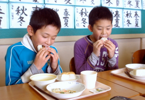 酒田産はえぬきを使用した米粉パンを味わう児童たち＝4日、宮野浦小