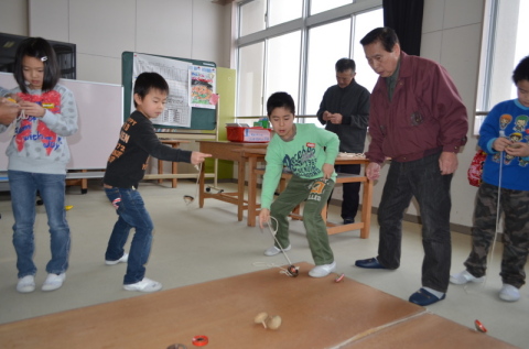 京田小の子どもたちと地域のお年寄りが昔の遊びを通して交流