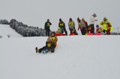 子どもたちがＬＣの会員らと雪遊びを通して交流を深めた