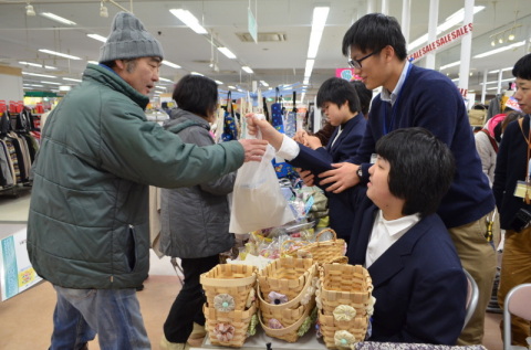 生徒たちが「いらっしゃいませ」と声を掛けながら作品を販売した