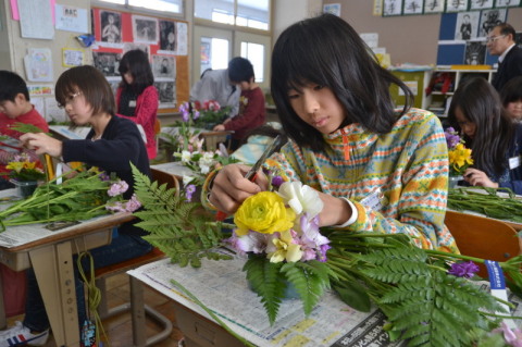 鶴岡産の花を使ってフラワーアレンジメント作りに取り組む黄金小の４年生