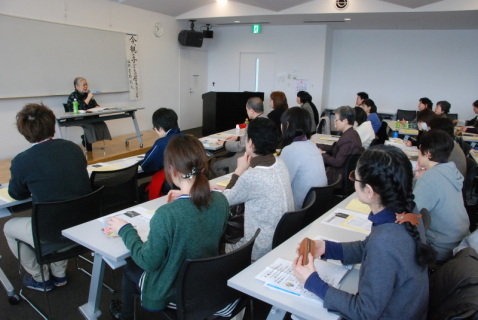 青木さん（左奥）の講演で子育てについて学んだ