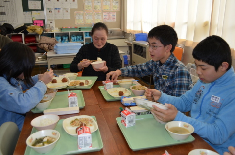 児童と生産者が交流を深めながら給食を味わった