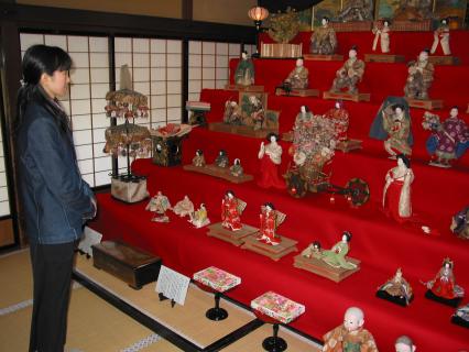 酒田雛街道が始まり、華やかなひな人形、ひな道具が展示されている＝本間美術館