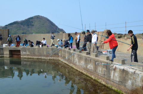 海洋つり堀のオープン初日から大勢の家族連れが釣りを楽しんだ