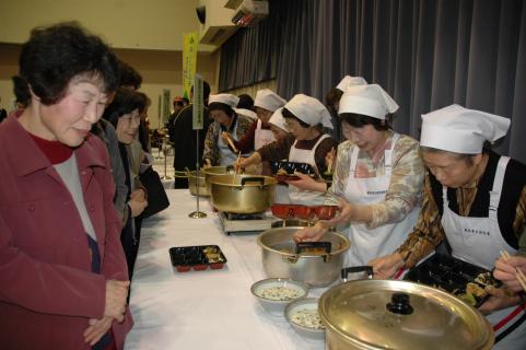 地元食材を使った創作丼が発表され、来場者に振る舞われた