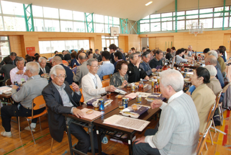 陽光町3町内会のメンバーが集まり、新朝四小の門出を祝うとともに役目を終えた旧校舎をねぎらった