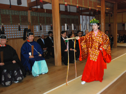 北館利長公の遺徳をしのぶ例大祭が行われ、巫女舞などが奉納された