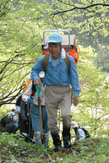 若葉がもえだした登山道をご神体を背負った石川さんを先頭に山頂の奥の院を目指した