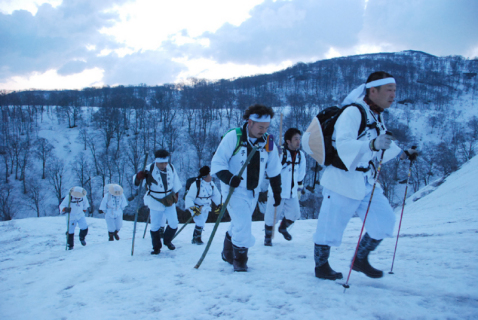 月山5・5合目付近から頂上に向かう行人たち＝4日午前4時半ごろ