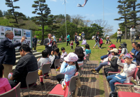 写真教室でプロ写真家の話に聞き入る子供たち