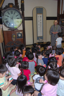 「時の記念日」にちなみ、国内最古の塔時計を見学する常念寺保育園の園児たち