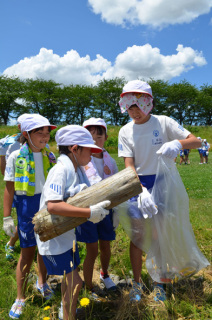 五小の児童たちが赤川河川公園でクリーン作戦を行った