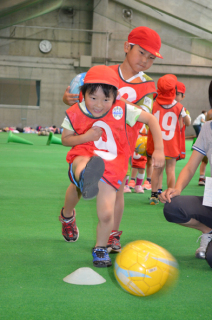 真剣な表情でボールを蹴る子どもたち