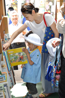 どれにしようかな―。移動図書館で一緒に絵本選びを楽しむ大宝幼稚園の親子