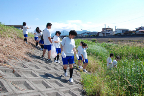 ごみを拾い集め河川環境の良化に汗を流した