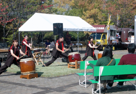 「公翔祭」が開幕。日頃の練習成果を披露する和太鼓部のメンバー＝25日