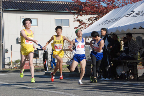 各地域の代表選手が熱戦を繰り広げた鶴岡市駅伝競走大会＝京田中継所